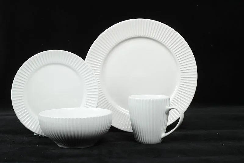 Set de veselă din ceramică în relief