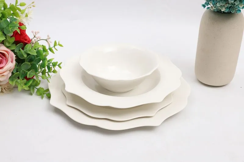 Set de veselă albă din ceramică